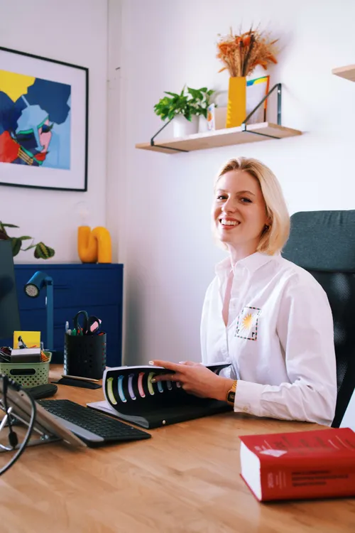 Lisa travaillant et souriant